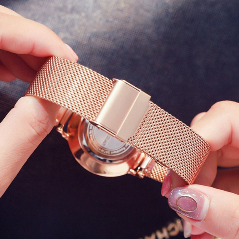 Goldfarbene Damenuhr Mit Hannah-Martin-Armband.